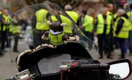 Des gilets jaunes devant l’URSSAF de Quimper